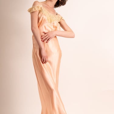 Vintage 1930s peach bias cut silk nightgown / Off the shoulder lace gown M 