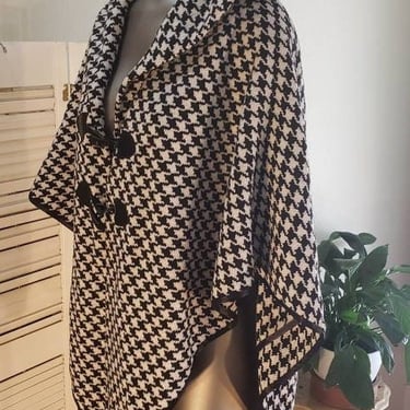Vintage 60s Mod Herringbone Cape Hooded Bl/Wh  One Size Great Buttons 