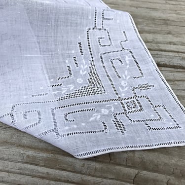 White linen wedding hanky, Art Deco drawn thread lace and embroidery bridal hankie. Something old gift for the bride. Vintage collectible 