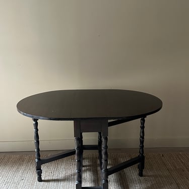 Gate leg dining table