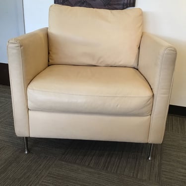 Creamy Leather Accent Chair (Seattle)