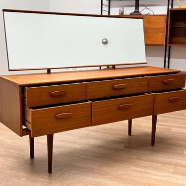 Dresser/Vanity mid century by William Lawrence 