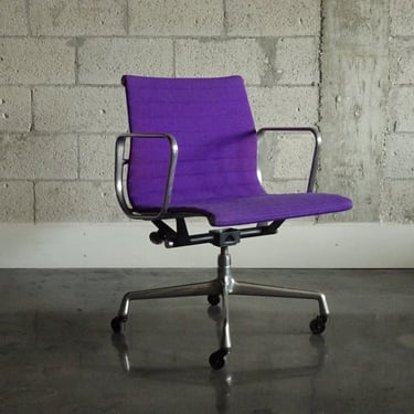 Eames aluminum group executive chair by Herman Miller 