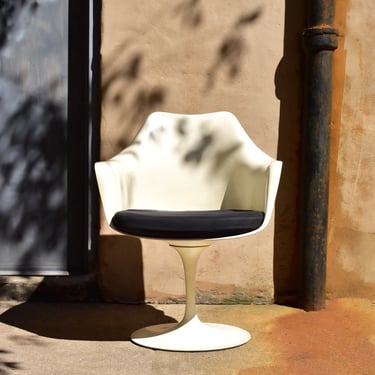 Mid 20th Century Original Saarinen White Tulip Arm Chair With Black Seat Cushion, Early Knoll Studios, Vintage Chair 