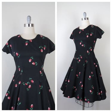 Vintage 1950s floral dress size medium cotton fit and flare day dress dark floral tulip print 