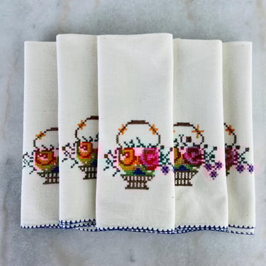 Vintage Embroidered Floral Dinner Napkins, Roses, set of 6, Thanksgiving, Christmas, Family dinner, table linens, gift 