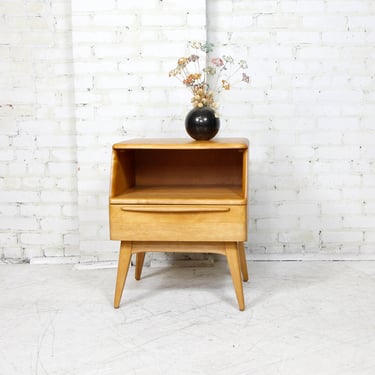 Vintage MCM single solid maple nightstand / end table by Heywood Wakefield | Free delivery in NYC and Hudson Valley areas 