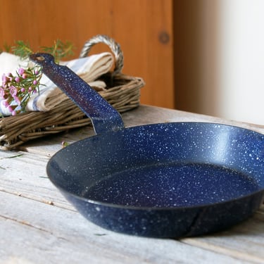 Blue speckled enamelware skillet / vintage enamelware frying pan / blue & white enamel fry pan / rustic farmhouse kitchen / camping cookware 