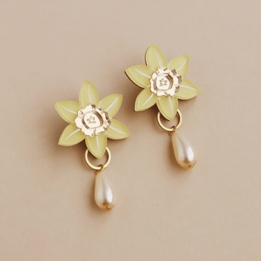W & M - Daffodil Pearl Studs