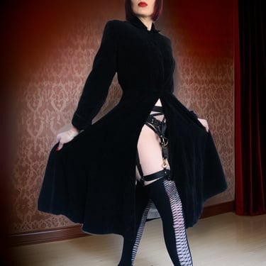 Vintage 1940's Black Velvet Puff Sleeve Femme Fatale Gothic Vixen Opera Coat - size Medium to Large 