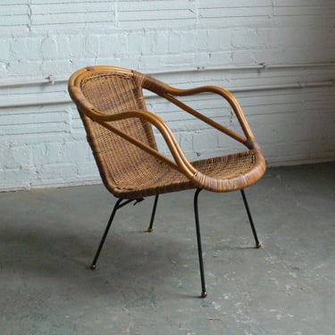 Mid Century Wicker and Wire Rod Lounge Chair In the Manner of Arthur Umanoff 