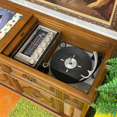 LOCAL PICKUP ONLY ———— Vintage Magnavox Record Player and Radio Console 