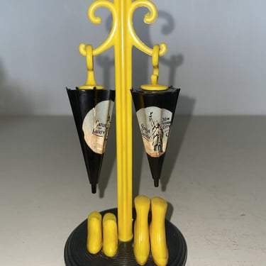 Vintage Umbrella Rack Salt and Pepper Shaker Set, Black and Yellow shaker set, USA Souvenir salt and pepper shakers, NY collectibles 