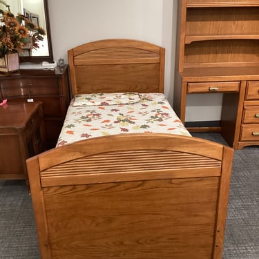 Broyhill Storage Twin Bed (B079)