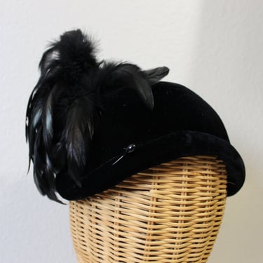 1950s Feather Hat / Vintage 50s Black Velvet FEATHER Skull Cap Hat Fascinator Cocktail Fancy / One Size / FREE Shipping 