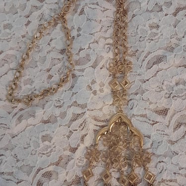 Vintage 60s/70s Trifari Goldtone  Medallion / Pendant Chain Necklace 