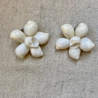 Vintage 50s 60s Earrings / Chunky SHELL FLOWERS / Clip Ons 