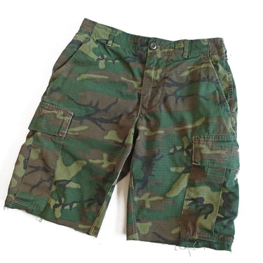 vintage shorts / camo shorts / 1960s US Army camo cargo shorts cut offs 30 