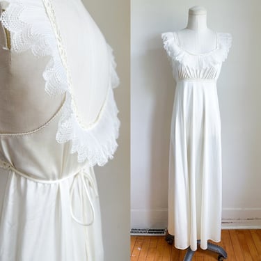 Vintage 1960s Lingerie / White Lace Nightgown // XS-S 