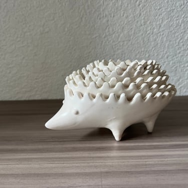 Vintage Complete set of 6 white ceramic Walter Bosse-inspired hedgehogs, Midcentury modernist hedgehog ashtray, dishes, bowls 