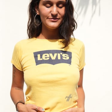 Vintage Levi's Shirt / Baby Tee Shirt Top / Cotton Beige Levi's Shirt / Yellow Tshirt 
