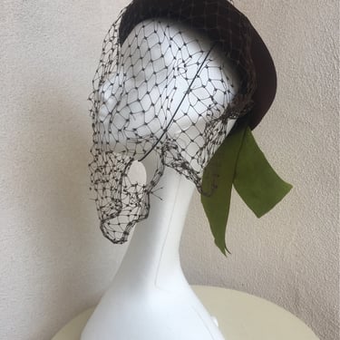Vintage Mid Century bumper style brown wool hat with green ribbon and netting Wm Fielding Original Sz 20 