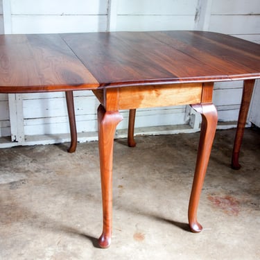 19th Century Early American Walnut Drop-Leaf Dining Table 