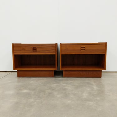 Pair of Vintage Mid Century Modern Teak Nightstands 