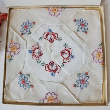 Vintage 40s 1950s boxed set of 3 Pretty Embroidered Floral Hanky Hankie Handkerchief Hankies 