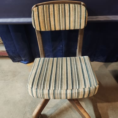 Vintage Wooden Swivel Chair 17" x 31" x 16"