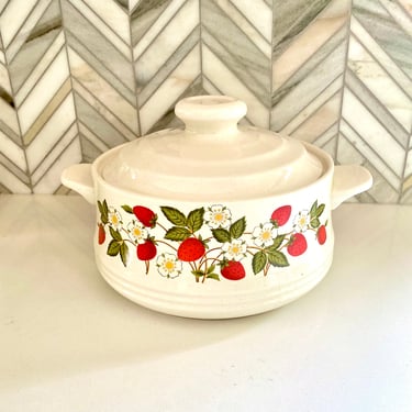 Vintage 80s Sheffield Strawberries and Cream Casserole Dish with Lid, 2 Quart, Covered Bowl, Handles, White Flowers, Ovenware Kitchen 