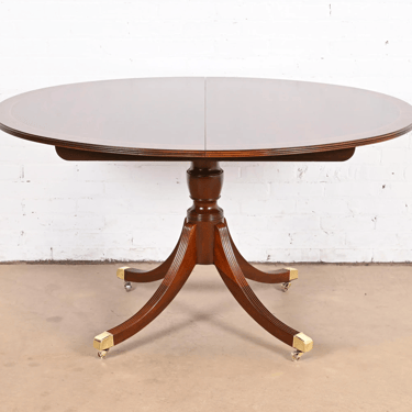 Baker Furniture Historic Charleston Georgian Banded Mahogany Pedestal Dining Table, Newly Refinished