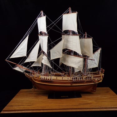 cj/ H.M.S. Bounty Model Ship