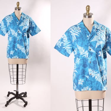 1960s 1970s Blue and White Floral Tropical Hibiscus Barkcloth Short Sleeve Button Down Mens Hawaiian Shirt by Royal Hawaiian -M 