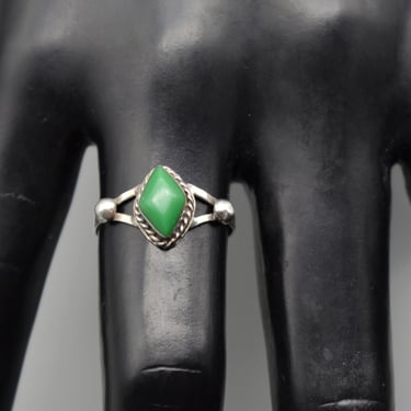 80's Taxco sterling gaspeite size 7 hippie solitaire, Mexico TO-12 925 silver green diamond shaped stone ring 