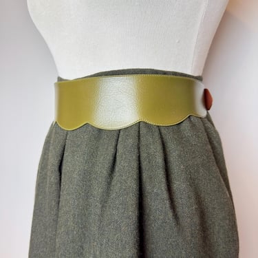 1950’s 60’s vintage belt~ buckles in back~ scalloped Wide Mossy green Vinyl versatile~ pop of color Retro One of a kind adjustable size Med 