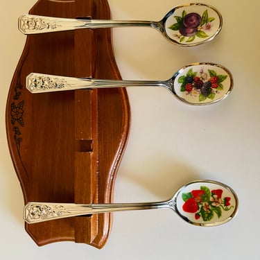 Vintage Avon set of 3 Spoons Stainless Steel Berries Fruit Enamel w/Wood Holder In original box 