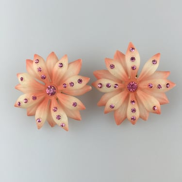 Garden Parties of Westchester - Vintage 1950s Tones of Coral Lightweight Large Lucite Floral Clip On Earrings 