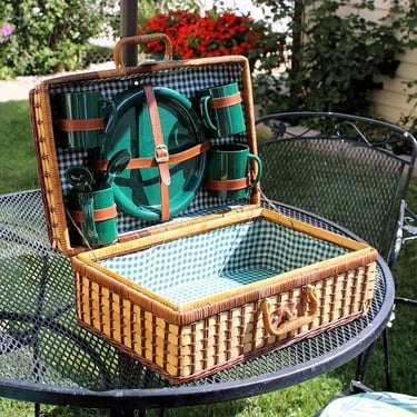 Hunter Green Wicker Picnic Basket 