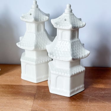 White Porcelain Pagoda Salt and Pepper Shakers. Vintage Chinoiserie Table Decor. 