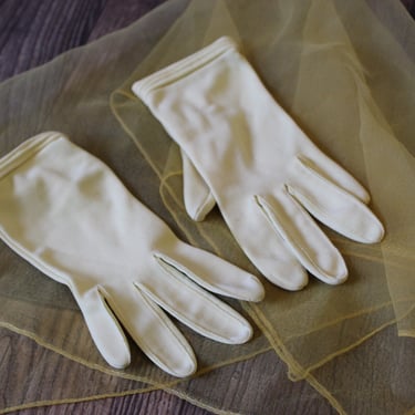 Vintage 50s 60s Yellow Cotton Short Wrist Gloves Easter Picnic Spring Summer  // Size 6 1/2 to 7 