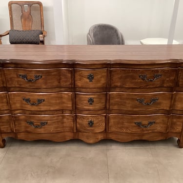 Traditional 9-Drawer Dresser