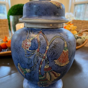 Beautiful vintage Chinese large lidded jar 