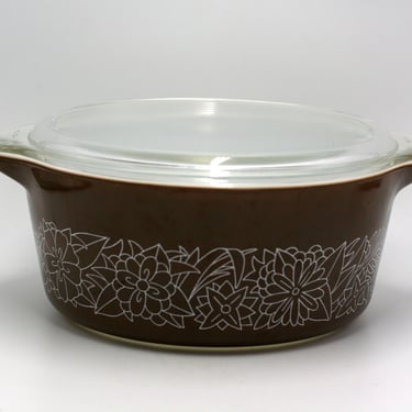 vintage Pyrex Woodland 2.5  quart casserole with lid like new condition 