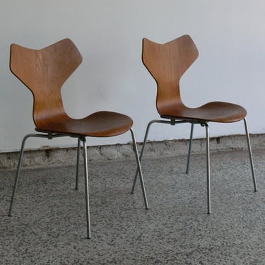 Vintage Arne Jacobsen for Fritz Hansen Grand Prix Chairs (Set of 2) 