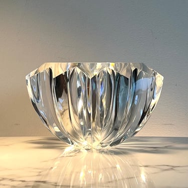 Scalloped lucite bowl 