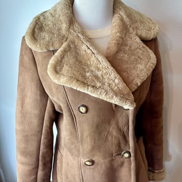 1970’s shearling coat~ Fitted Women’s cut~ Western vibes outdoorsman style Very warm Beautiful jacket soft like suede Medium brown/ size LG 