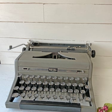Vintage 1950's Royal Quiet De Luxe Typewriter // Typewriter Collector, Lover // Perfect Gift 