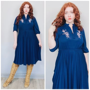1970s Vintage Navy Blue Floral Embroidered Dress / 70s Puffed Sleeve Pleated Skirt Poly Knit Dress / Medium 