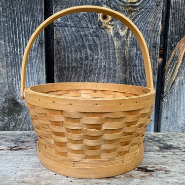 Egg Basket -- Basket -- Basket for Eggs -- Vintage Basket -- Vintage Egg Basket -- Egg Basket Vintage -- Basket with Handle -- Light Basket 